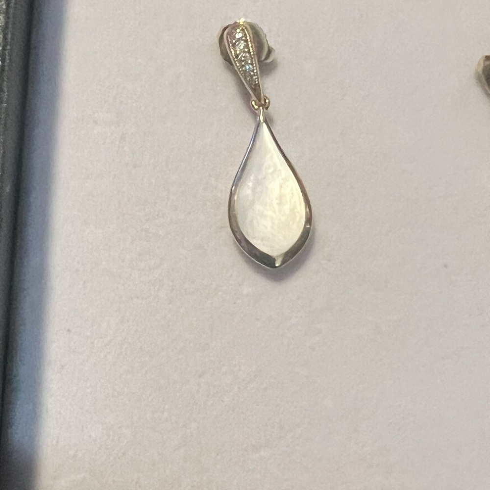 Kabana MOTHER OF PEARL
DIAMOND INLAY EARRING